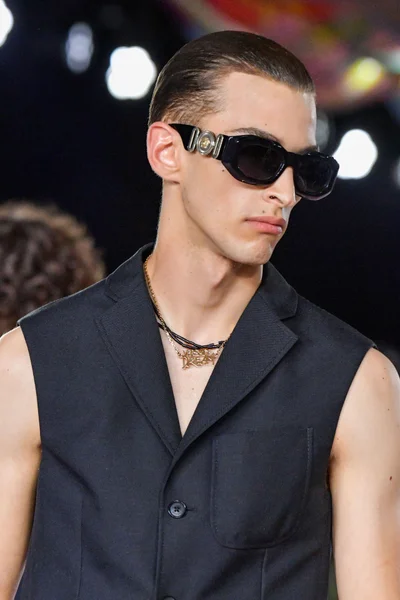Look 99